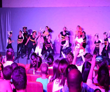 La Compañía Colmenita actuando en la Gala Cultural en el teatro de la Facultad de Psicología