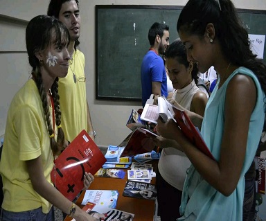 Representación de “Jóvenes por la Vida” en interacción con los participantes del evento