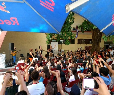 Teatro Espontáneo en el patio de la Facultad de Psicología