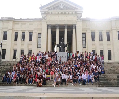 Organizadores y delegados en la escalinata de la Universidad de La Habana             
              