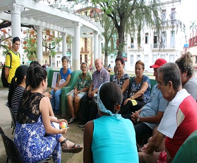 Taller impartido por estudiantes de Psicología para los adultos mayores de la comunidad